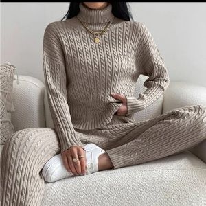 Turtle Neck Drop Shoulder Cable Knit
Sweater & Knit Pants
Khaki / XS(2)